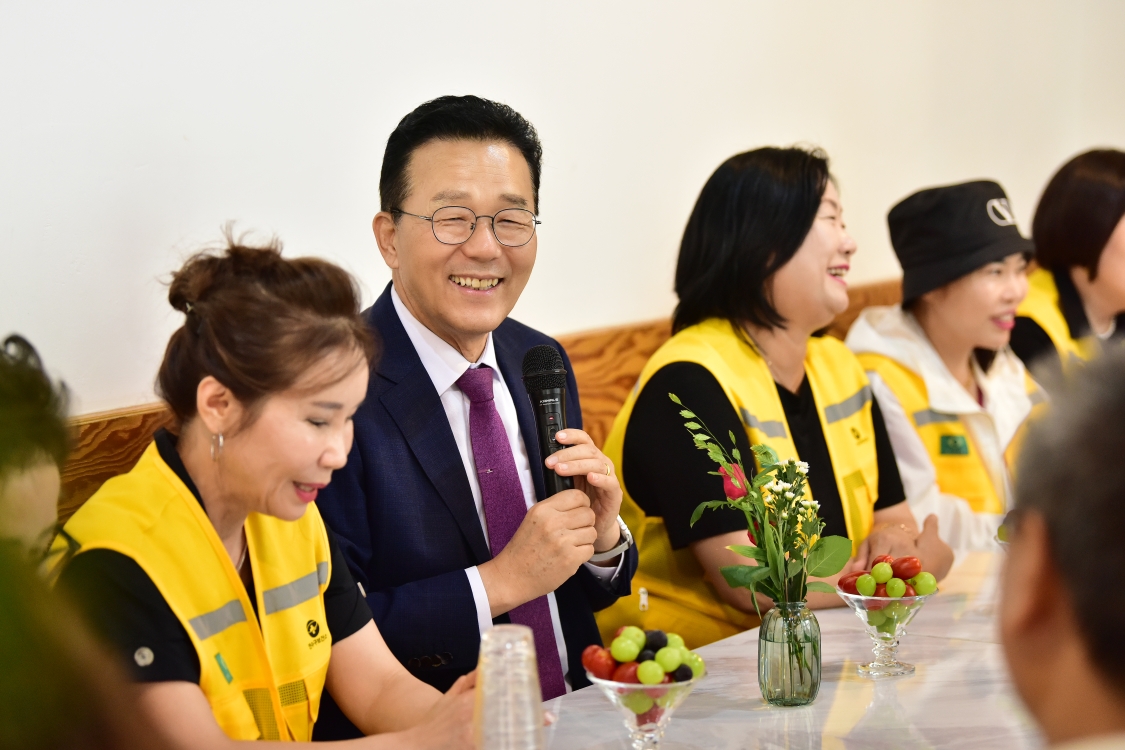 연수구가 인천시 최초로 선학동 음식문화거리를 감염병으로부터 안심하고 찾을 수 있는 방역안심거리로 지정하고 2일 표지판 제막식을 열었다